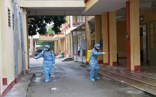 Phun thanh khiết, tiêu độc khử trùng khu vực cách ly Trung tâm Y tế huyện Văn Yên.