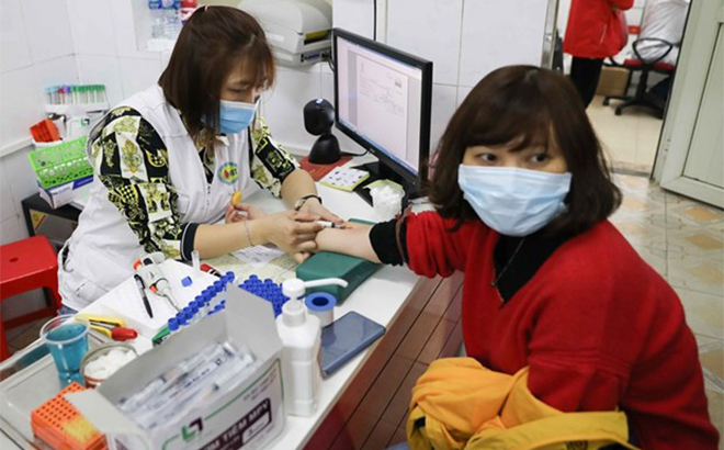 Lấy mẫu máu xét nghiệm cho tình nguyện viên đăng ký hiến máu tại địa chỉ 26 Lương Ngọc Quyến, quận Hoàn Kiếm, Hà Nội.