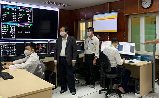 Lãnh đạo Công ty Điện lực Yên Bái đến kiểm tra và động viên các kỹ sư làm công tác điều khiển vận hành lưới điện thuộc Trung tâm Điều khiển xa Yên Bái. 

