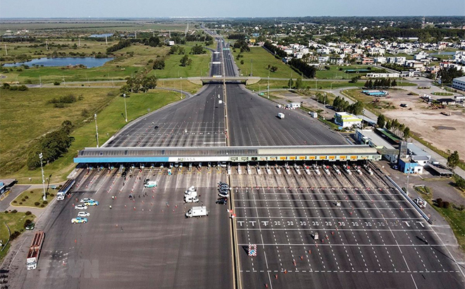 Cảnh vắng vẻ trên đường cao tốc Buenos Aires - La Plata tại Argentina ngày 24/3 vừa qua, trong bối cảnh dịch COVID-19 lan rộng.