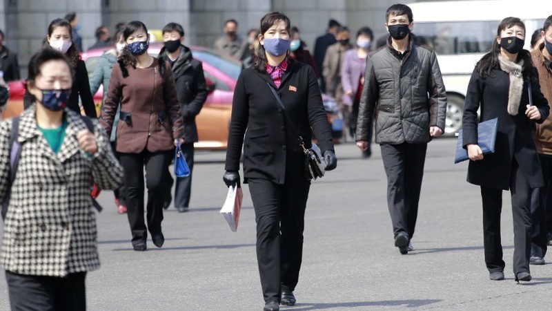 Người dân Triều Tiên đeo khẩu trang khi đi ra ngoài để ngăn ngừa dịch Covid-19.