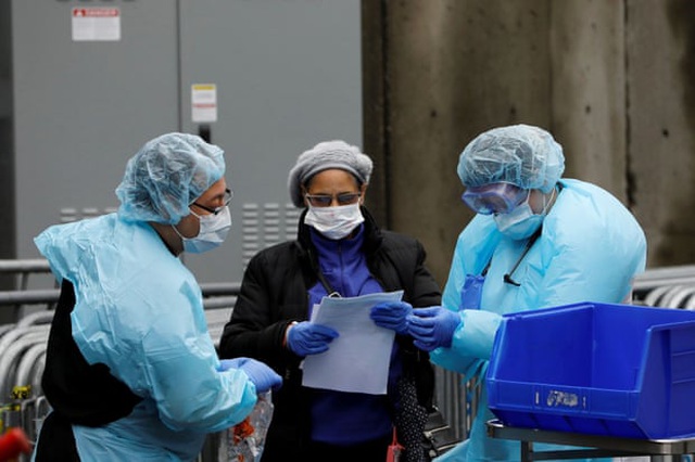 Nhân viên y tế triển khai xét nghiệm Covid-19 tại bệnh viện Brooklyn, New York.