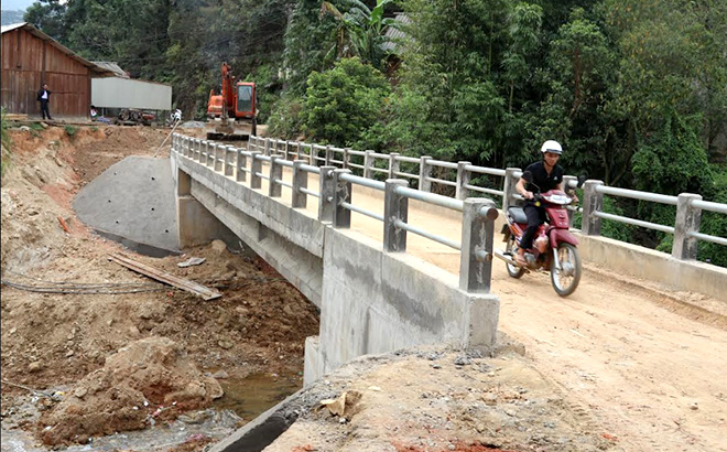 Cầu đi thôn Kháo Chu, xã Bản Công, huyện Trạm Tấu đưa vào sử dụng đã tạo nhiều thuận lợi cho nhân dân đi lại.
