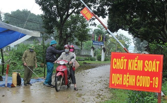 Các thành viên chốt kiểm soát dịch COVID-19 xã Việt Thành đo thân nhiệt cho người dân và các phương tiện qua lại địa bàn.