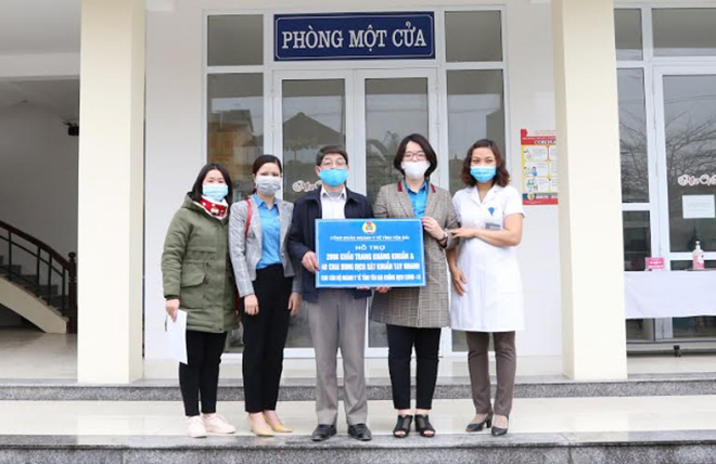 Công đoàn ngành y tế hỗ trợ 2.000 khẩu trang kháng khuẩn và 40 chai dung dịch sát khuẩn tay nhanh cho Trung tâm Kiểm soát bệnh tật tỉnh Yên Bái.