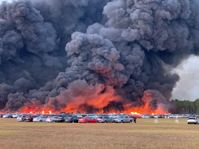 Đám cháy tại Florida thiêu rụi hàng nghìn ôtô.