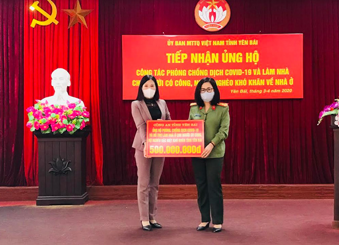 Thượng tá Lê Thị Thanh Hằng - Phó Giám đốc Công an tỉnh trao 500 triệu đồng ủng hộ công tác phòng, chống dịch COVID-19 và làm nhà cho người có công, người nghèo đặc biệt khó khăn về nhà ở trên địa bàn tỉnh.