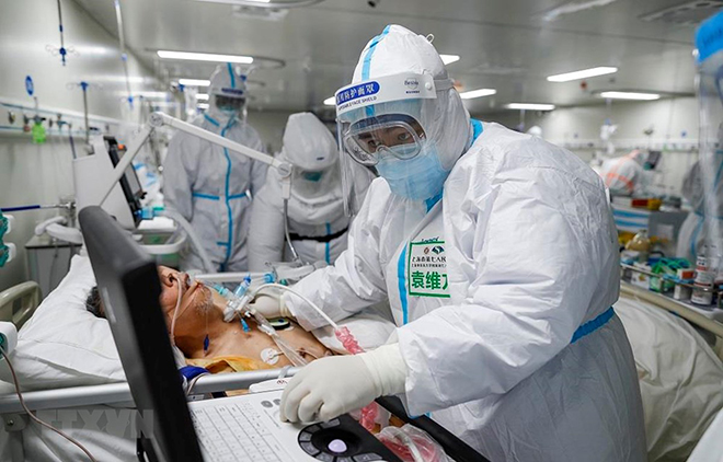 Nhân viên y tế điều trị cho bệnh nhân nhiễm COVID-19 tại bệnh viện ở Vũ Hán, tỉnh Hồ Bắc, Trung Quốc, ngày 1/4/2020.