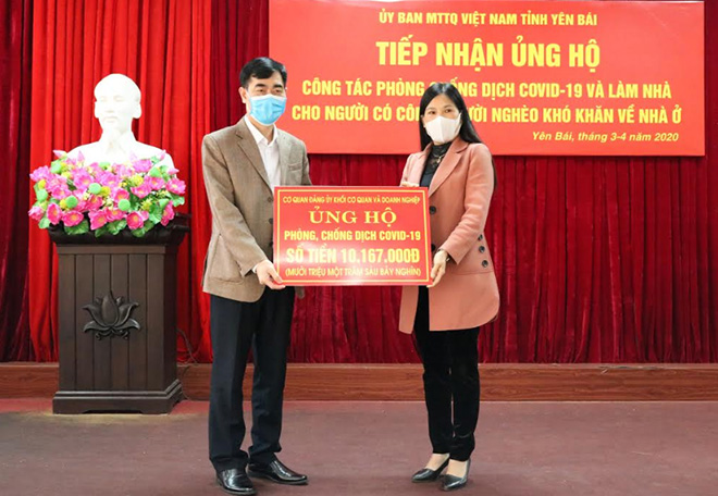 Đồng chí Đỗ Quang Minh – Phó Bí thư Đảng ủy Khối Cơ quan và Doanh nghiệp tỉnh trao kinh phí ủng hộ.