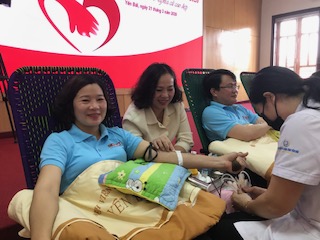 Lãnh đạo Agribank Chi nhánh tỉnh Yên Bái tham gia hiến máu tình nguyện.