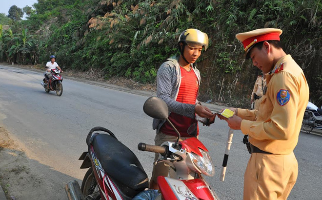 Cảnh sát giao thông huyện Lục Yên kiểm tra giấy tờ người điều khiển phương tiện giao thông.