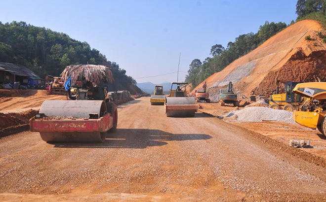 Các đơn vị thực hiện dự án đường nối quốc lộ 32 với đường cao tốc Nội Bài - Lào Cai đẩy nhanh tiến độ thi công.
