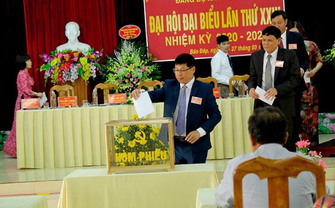 Các đại biểu bỏ phiếu bầu Ban Chấp hành Đảng bộ xã Báo Đáp nhiệm kỳ 2020 - 2025.
