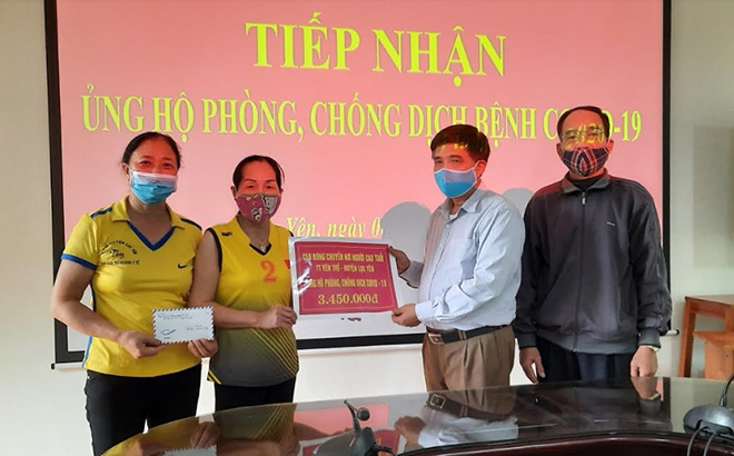 Các thành viên Câu lạc bộ Bóng chuyền hơi Hội Người cao tuổi huyện Lục Yên quyên góp trên 3,4 triệu đồng ủng hộ phòng, chống dịch COVID-19.