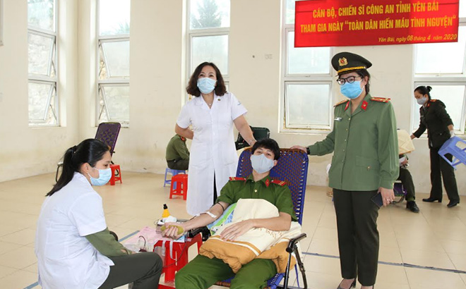 Lãnh đạo Công an tỉnh và lãnh đạo Sở Y tế thăm hỏi, động viên cán bộ, chiến sĩ tham gia hiến máu.