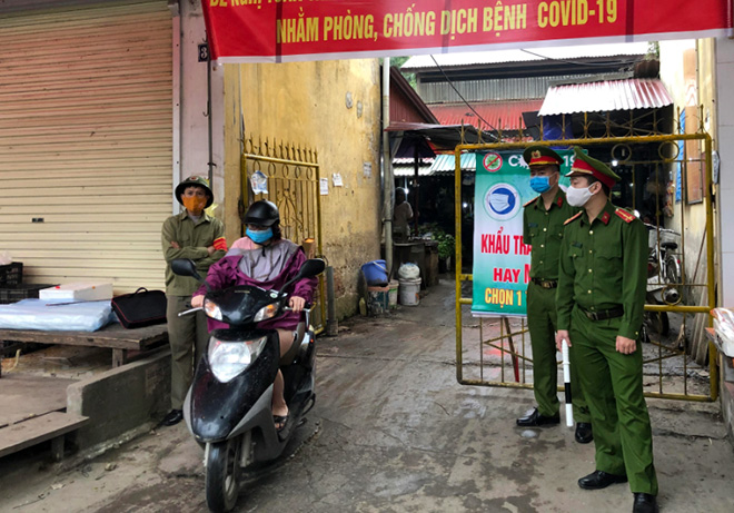 Lực lượng công an tham gia kiểm tra, nhắc nhở người dân nâng cao ý thức phòng chống dịch bệnh.