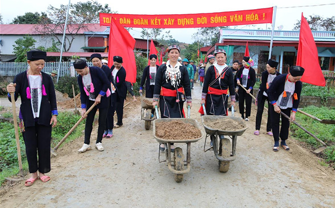 Nhân dân các dân tộc huyện Văn Yên tham gia làm đường giao thông nông thôn.