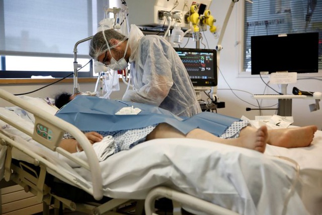 Bệnh nhân Covid-19 được điều trị tại phòng chăm sóc tích cực ở bệnh viện tại Paris.