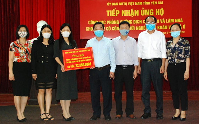 Đồng chí Nguyễn Hùng Sơn – Phó Cục trưởng Cục Thuế tỉnh trao kinh phí ủng hộ cho lãnh đạo Ủy ban Mặt trận Tổ quốc tỉnh.
