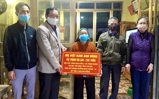 Mẹ Trịnh Thị Lan trao số tiền ủng hộ 3 triệu đồng chung tay đẩy lùi dịch bệnh COVID-19 cho Ủy ban MTTQ huyện Yên Bình.