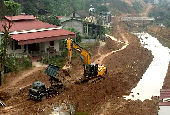 Công trình xây dựng kè thoát lũ khu vực suối Hào Gia đang được đẩy nhanh tiến độ xây dựng. (Ảnh: Thanh Thủy)