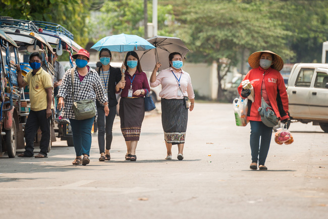 Người dân đeo khẩu trang nhằm ngăn chặn sự lây lan của dịch COVID-19 tại Lào