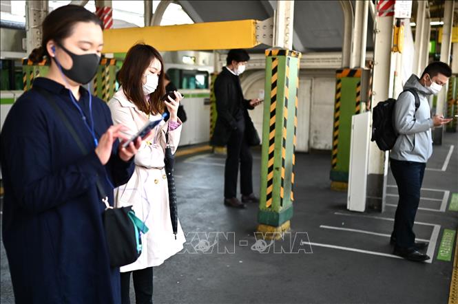 Người dân đeo khẩu trang phòng lây nhiễm COVID-19 tại nhà ga Takadanobaba ở Tokyo, Nhật Bản.