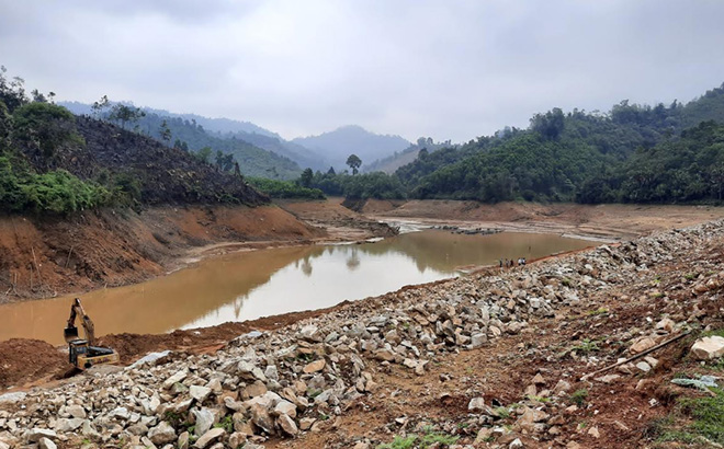 Thủy lợi Roong Đen đang được gia cố, sửa chữa nhằm đảm bảo cho mùa mưa năm 2020.