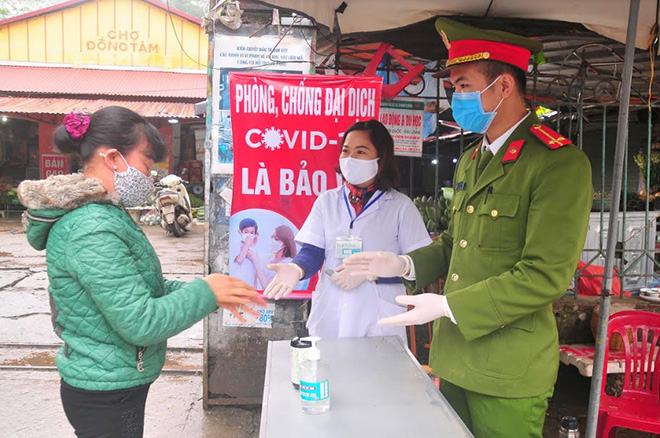 Công tác phòng dịch được kiểm soát chặt chẽ ở các cổng chợ và nơi công cộng.