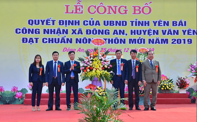 Lãnh đạo huyện Văn Yên chúc mừng xã Đông An đón Bằng công nhận xã đạt chuẩn nông thôn mới.