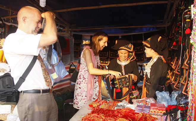 Các sản phẩm thổ cẩm thu hút du khách nước ngoài tại Lễ hội Quế Văn Yên năm 2019.