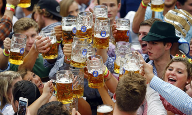 Du khách đến Munich thưởng thức lễ hội tháng 10 năm 2015.