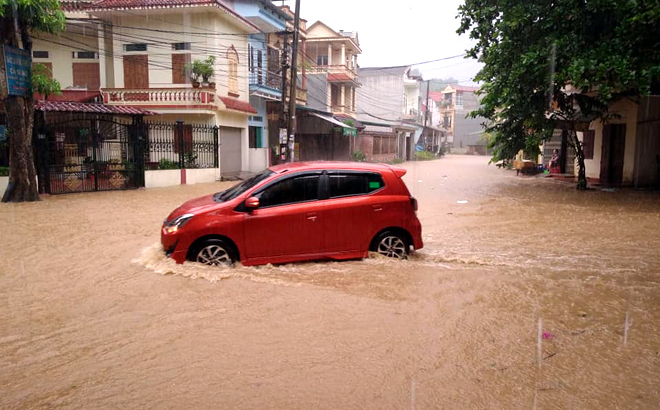 Đường Kim Đồng, thành phố Yên Bái ngập úng sau trận mưa lúc 5 giờ sáng 23/4/2020.