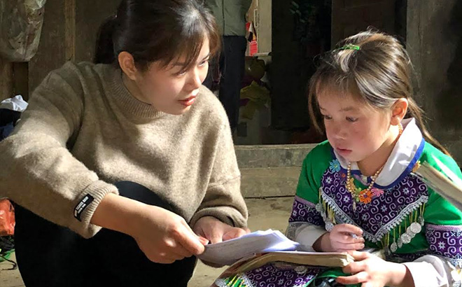 Cô giáo Lương Thị Tuyết - Trường Tiểu học và THCS Nà Hẩu động viên, giúp học sinh ôn tập kiến thức tại nhà.