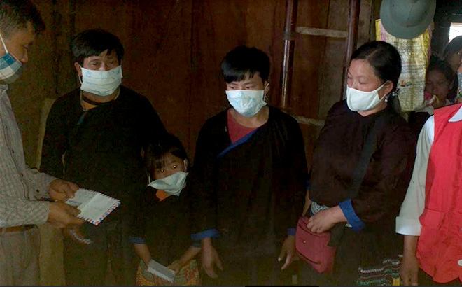 Các cấp, các ngành của huyện Mù Cang Chải và xã Lao Chải thăm hỏi, động viên và hỗ trợ tiền mặt cho gia đình nạn nhân.