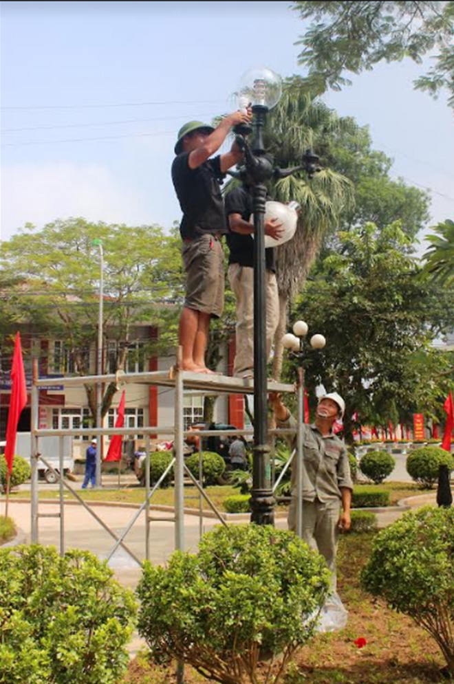 Công nhân Công ty cổ phần Môi trường và Công trình đô thị Yên Bái thi công hệ thống đèn chiếu sáng đô thị.