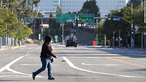 Một phụ nữ băng qua một đường vắng Los Angeles, Mỹ.