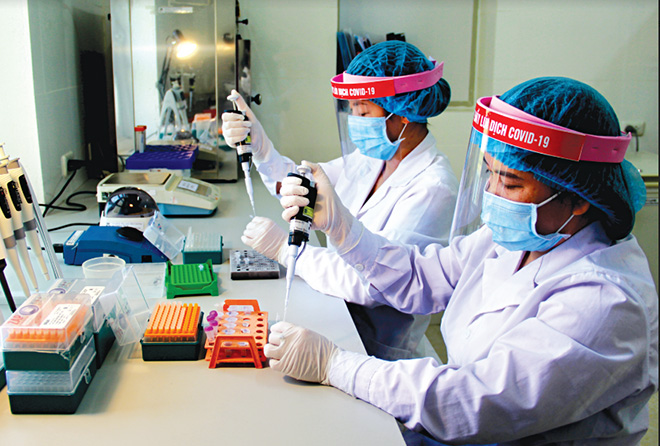 Cán bộ khoa Xét nghiệm, Trung tâm Kiểm soát bệnh tật tỉnh trong cuộc chiến với virus SARS-CoV-2.