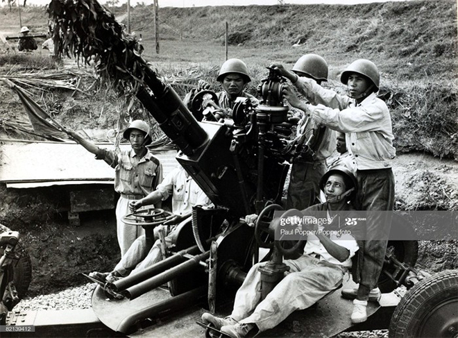 Các chiến sĩ phòng phông trực chiến bên pháo cao xạ ở cầu Hàm Rồng, Thanh Hóa, tháng 12/1965.