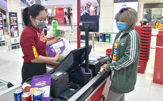 Người dân thực hiện nghiêm việc đeo khẩu trang khi mua sắm tại Siêu thị VinMart. (Ảnh: Bùi Minh)