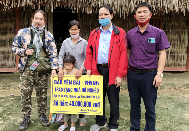Leaders of Yen Bai Newspaper and Vietnamese-American journalist Truong Nguyen present 40 million VND to help the family of Loc Van Dung in Na Lai village of An Phu commune build a new house.