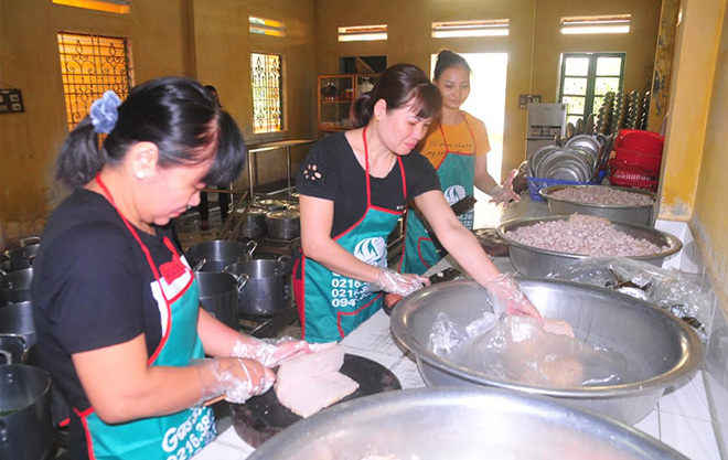 Nhân viên Trường tiểu học Hồng Thái (thành phố Yên Bái) sử dụng thực phẩm an toàn, chế biến món ăn giàu dinh dưỡng cho học sinh.