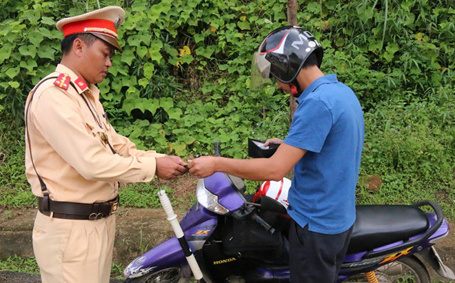 Cảnh sát giao thông Công an huyện Mù Cang Chải kiểm tra giấy tờ người điều khiển phương tiện.