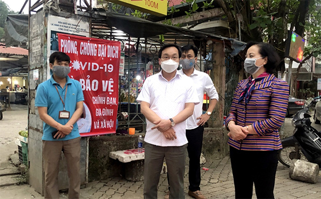 Đồng chí Phạm Thị Thanh Trà - Bí thư Tỉnh ủy Yên Bái thị sát công tác phòng, chống dịch Covid-19 tại các khu vực công cộng trên địa bàn thành phố Yên Bái.