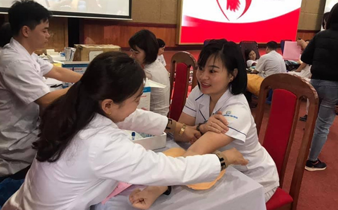 Các tình nguyện viên được khám sàng lọc, kiểm tra sức khỏe trước khi hiến máu.