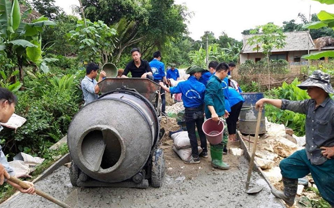 Nhân dân huyện Lục Yên chung sức bê tông hóa đường giao thông nông thôn.