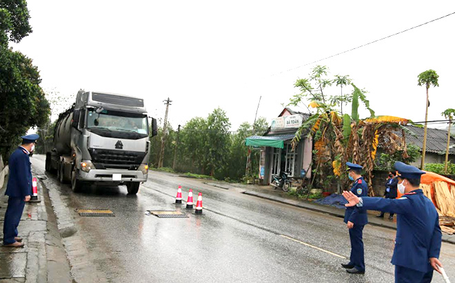 Lực lượng thanh tra giao thông tăng cường kiểm tra tải trọng phương tiện trên các tuyến quốc lộ, tỉnh lộ.