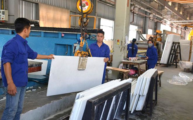 Công nhân Công ty TNHH Một thành viên Vạn Khoa Lục Yên sản xuất các sản phẩm đá trắng xuất khẩu.