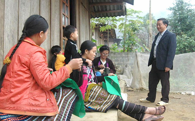 Trưởng thôn Bu Cao - Giàng A Chang, xã Suối Bu, huyện Văn Chấn đến từng nhà tuyên truyền, vận động bà con thi đua xây dựng cuộc sống ấm no, tiến bộ.