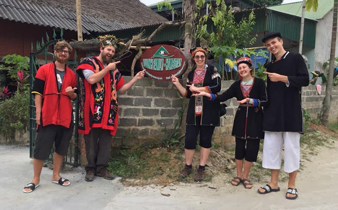 Ly Thi Sam Sung establishes a cooperative group for community-based tourism development in Ngoi Tu village, attracting many foreign tourists.